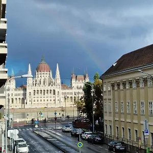 charming-boutique-apartment-with-parliament-view.inbudapesthotels.com/